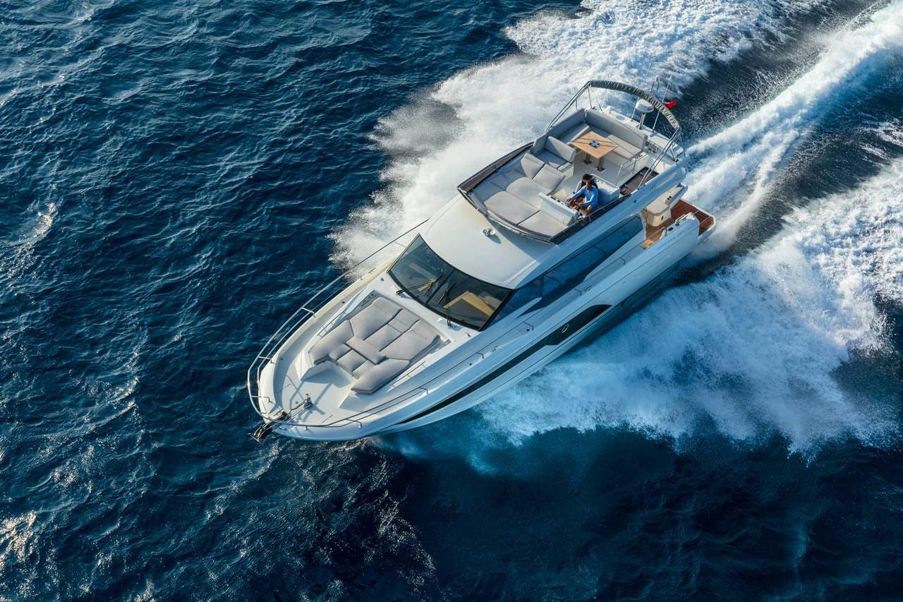 Overhead photo of a Prestige Yachts 590 cruising 