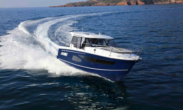 Photo of the Jeanneau NC 1095 traveling at speed