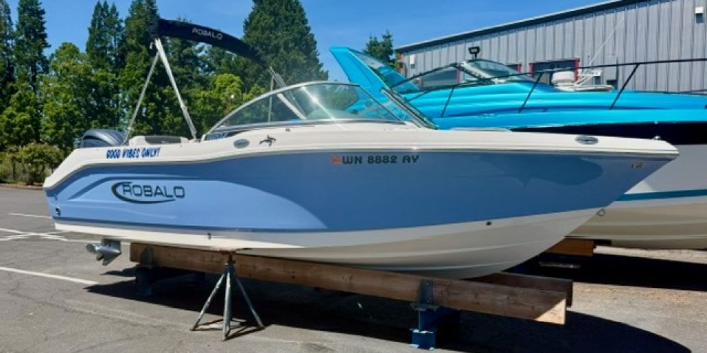 Photo of a 2024 Robalo R207 Dual Console